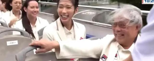 霍震霆巴士巡游遇大风淡定掏梳子,生活小智慧,应对突发状况 霍震霆巴士巡游遇大风淡定掏梳子,生活小智慧,应对突发状况